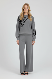 Gebreide Dames Set – Ronde Hals Top met Borduursel & Wijde Pantalon