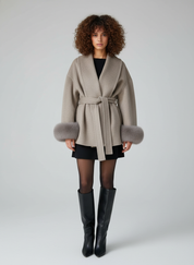 Elegante Wolmantel voor Dames – Korte Wrap Jas met Ceintuur & Faux Fur Manchetten