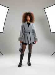 Elegante Wolmantel voor Dames – Korte Wrap Jas met Ceintuur & Faux Fur Manchetten