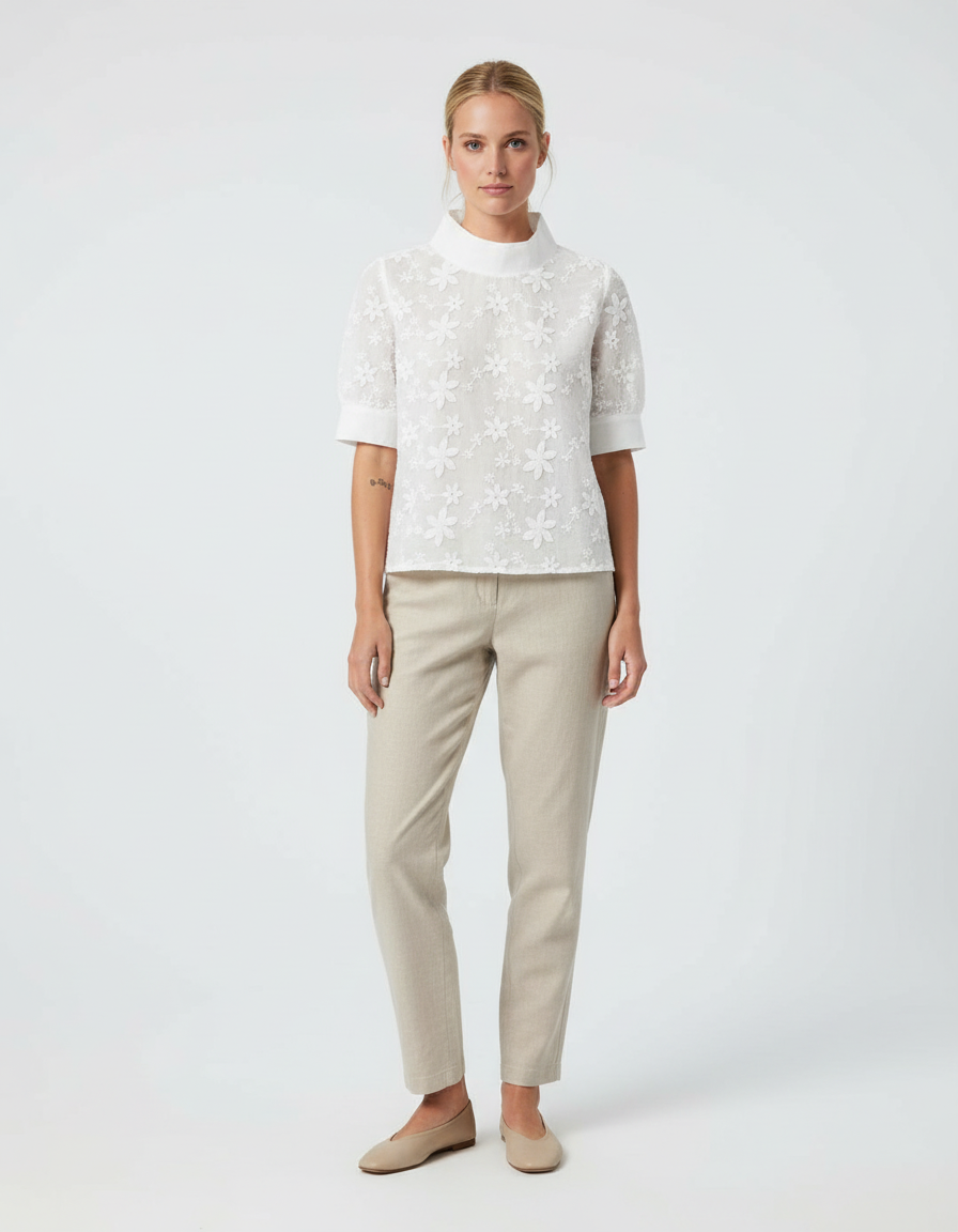 Elegante Witte Dames Blouse met Bloemenborduur en Hoge Hals