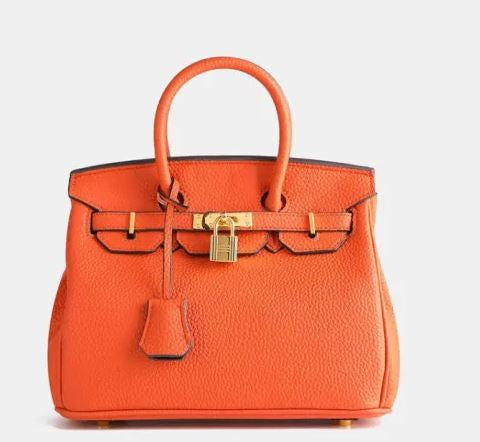 Borsa Birkin arancione in pelle con manici arrotondati, chiusura a lucchetto dorato e dettagli eleganti. Iconica e lussuosa, perfetta per moda di alta classe.