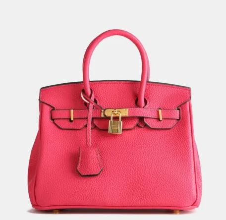 Borsa Birkin rosa acceso in pelle con chiusura a lucchetto dorato, manici arrotondati. Elegante accessorio di lusso per moda femminile.