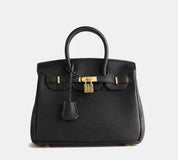 Borsa Birkin nera in pelle con dettagli dorati, chiusura a lucchetto, manici eleganti. Accessorio di lusso, moda donna, stile iconico.