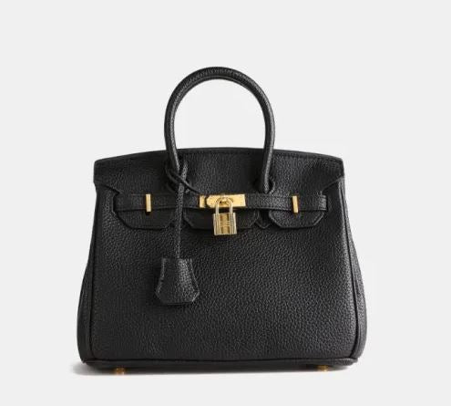 Borsa Birkin nera in pelle con dettagli dorati, chiusura a lucchetto, manici eleganti. Accessorio di lusso, moda donna, stile iconico.