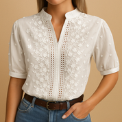 Witte damesblouse met klassieke pasvorm, ideaal voor werk, casual gelegenheden en stijlvolle combinaties