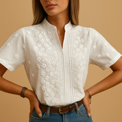 Witte damesblouse met klassieke pasvorm, ideaal voor werk, casual gelegenheden en stijlvolle combinaties