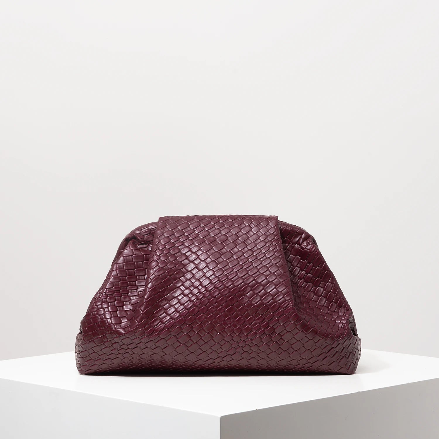 Luxe Geweven Clutch in Bordeaux | Dea Studios