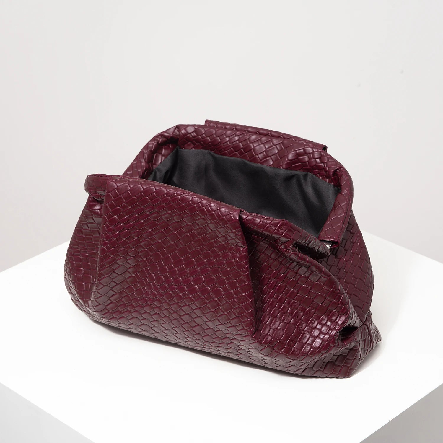 Luxe Geweven Clutch in Bordeaux | Dea Studios