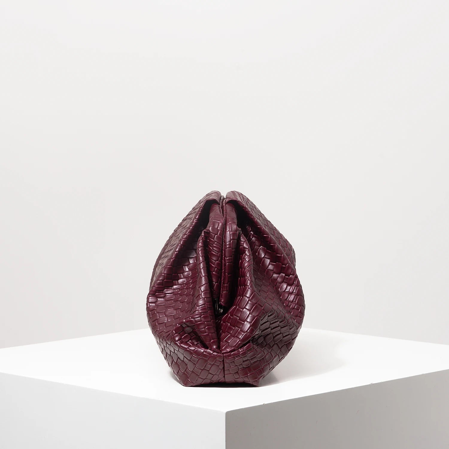 Luxe Geweven Clutch in Bordeaux | Dea Studios