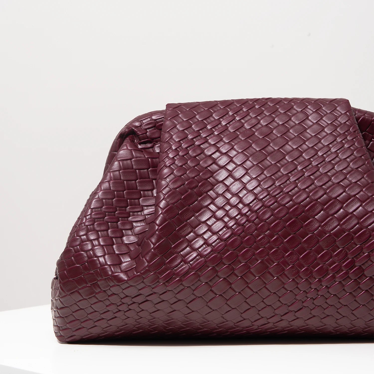 Luxe Geweven Clutch in Bordeaux | Dea Studios