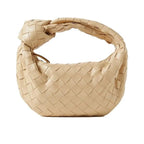 Borsa a mano intrecciata beige, design moderno, pelle di alta qualità, chiusura a nodo, accessorio di moda elegante e versatile.