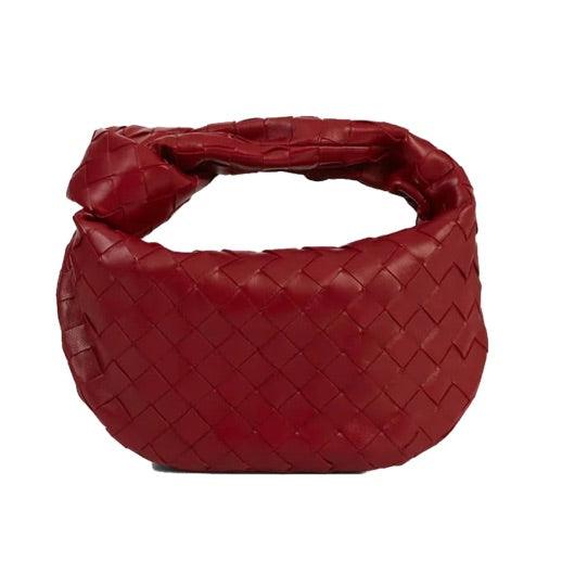 Borsa a mano rossa intrecciata in pelle, design moderno ed elegante, accessorio moda donna, perfetta per eventi e uscite serali.