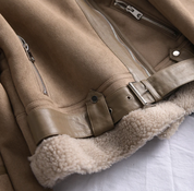 Eine detaillierte ansicht des unteren bereichs einer walnuss braun edge lederjacke