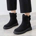 Ein Paar stylische schwarze Stiefel mit gemütlichem Design, strukturiertem Obermaterial und robuster Sohle, perfekt für die Freizeit bei kühlem Wetter.
