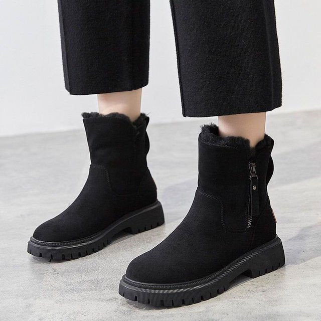 Ein Paar stylische schwarze Stiefel mit gemütlichem Design, strukturiertem Obermaterial und robuster Sohle, perfekt für die Freizeit bei kühlem Wetter.
